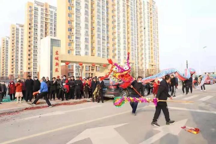 2021年元宵节高新东区界沟河村龙灯会在东城新苑举行