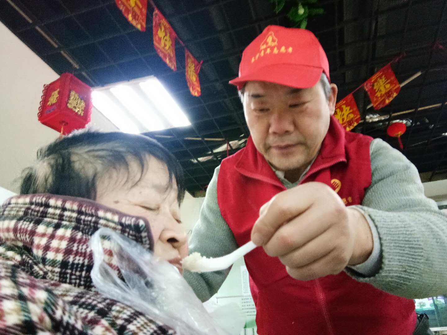 “我们没有忘记你！”长沙爱心市民慰问金牌义工王富成