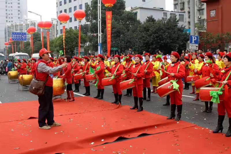 “我们没有忘记你！”长沙爱心市民慰问金牌义工王富成