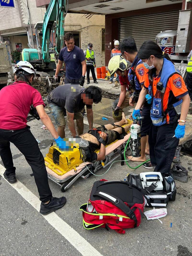 新营区民治路污水下水道工程今传坍方，1名越南籍工人受困，警消协助脱困后送医救治，幸无大碍。（民众提供）