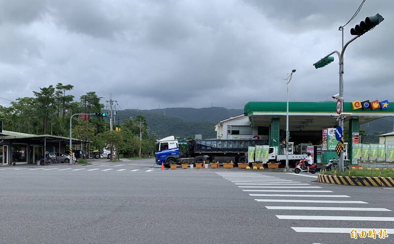 宜兰县冬山乡冬山路一段与安中路口，去年1月发生女学生被砂石车辗死后，虽改善部分交通动线，仍不时传出有大车自加油站驶出，与主线争道情形发生，家属忧心悲剧再发生，向民代陈情。（记者王峻祺摄）