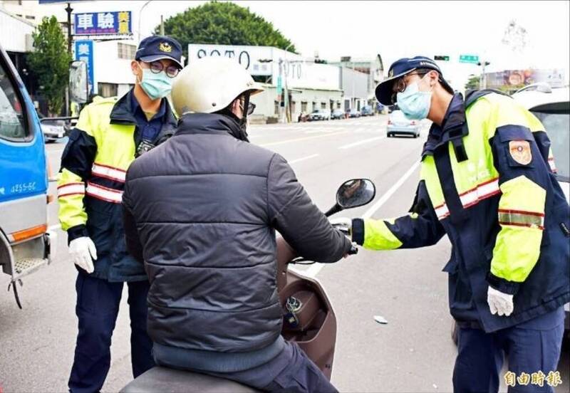 法官认巡逻员警拦检不合法，判决撤销陈男酒驾处分。图为警方路边拦查情景，与本案无关。（资料照）<h4>☆饮酒过量  有害健康  禁止酒驾☆</h4>