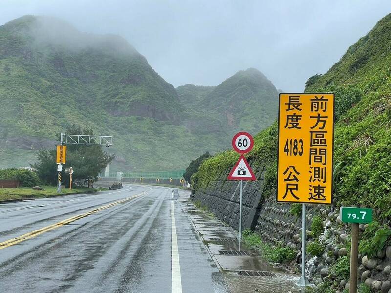 台2线79.7公里至84公里（瑞芳南雅奇岩至鼻头附近）双向道路纳入区间测速路段，10月16日启用。（新北交大提供）