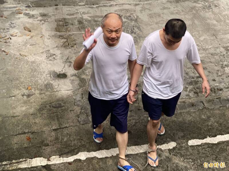 中国前海军艇长阮芳勇（左）6月驾快艇偷渡来台，一审被判刑8月；在押阮男另声请具保停押，被一审裁定驳回。（资料照，记者张文川摄）