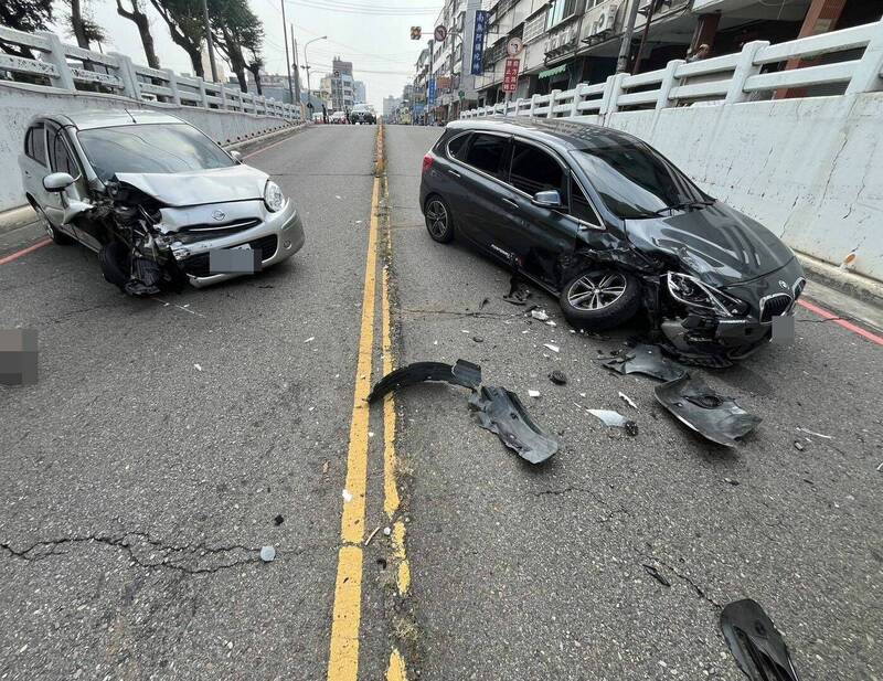 台中谢姓女子，今天中午驾车因一时恍神逆向撞上吴姓男子的BMW轿车，造成2人受伤送医，BMW的右前车轮也被撞得几乎躺平贴地。（记者陈建志翻摄）