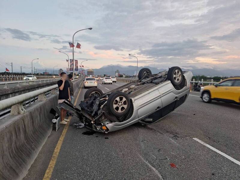 宜县兰阳大桥发生安全帽掉落路面，其他车辆闪避时，造成一辆厢型车翻覆四轮朝天。（图由警方提供）