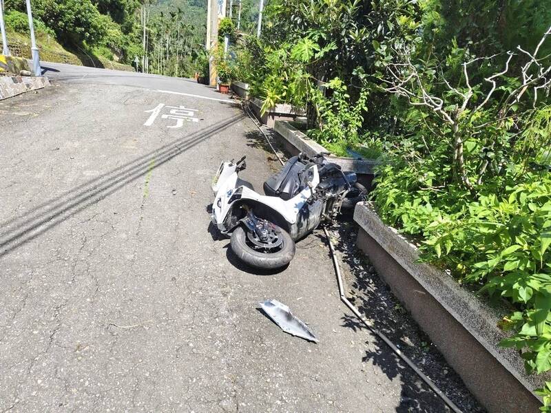 台3线「阿婆湾」附近发生交通事故，20岁骑士贴地过弯自撞，机车喷飞。（中埔警分局提供）