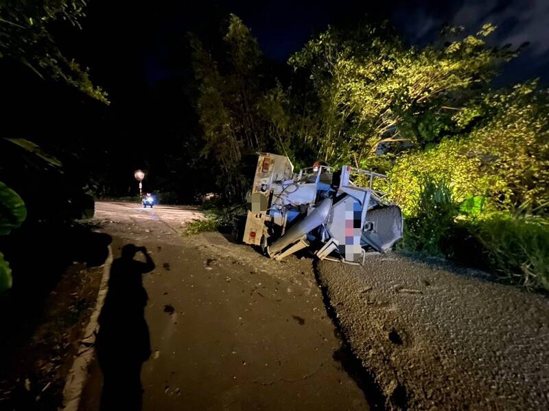 黄姓男子昨晚驾驶水泥预拌车，行经新北市新店金龙路时，疑因车速过快翻覆，导致水泥洒一地。（记者陆运锋翻摄）