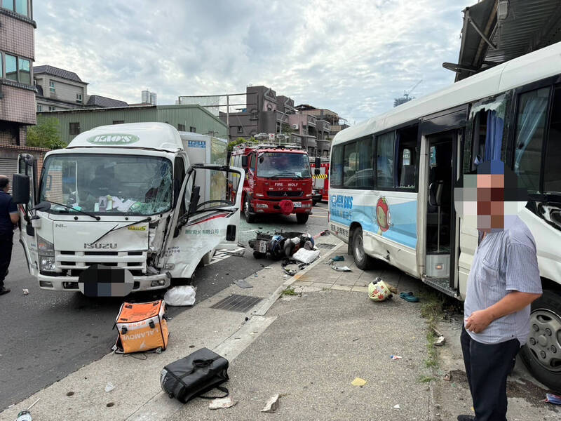 新北市林口一辆货车今天下午冲撞免费公车，酿成七人受伤，车祸肇因及责任归属，仍待进一步调查厘清。（记者吴仁捷翻摄）