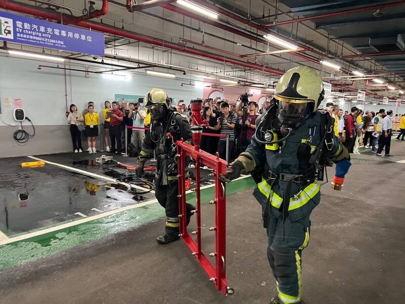 台北市消防局今天在市民大道地下停车场举办电动车火警防灾演练。（记者姚岳宏翻摄）