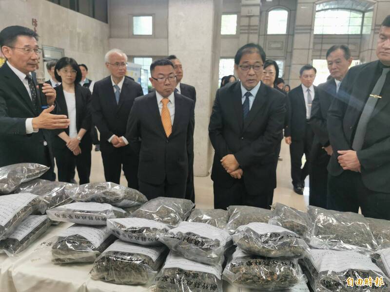 刑事局在今天下午召开缉毒专案记者会，由行政院政务委员林明昕主持，并视察破获大麻工厂成果。（记者陆运锋摄）