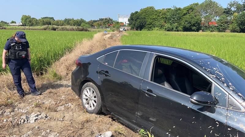 台东县29岁李姓男子，开车行经苗栗县头份市中华路，疑因路况不熟，开到田中受困。 （图由警方提供）