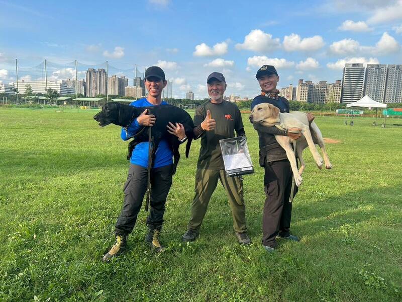 桃园市消防局搜救犬小组3只搜救犬参加「IRO国际搜救犬组织认证」考试，全数取得高级认证，通过率百分百。（桃园市消防局提供）