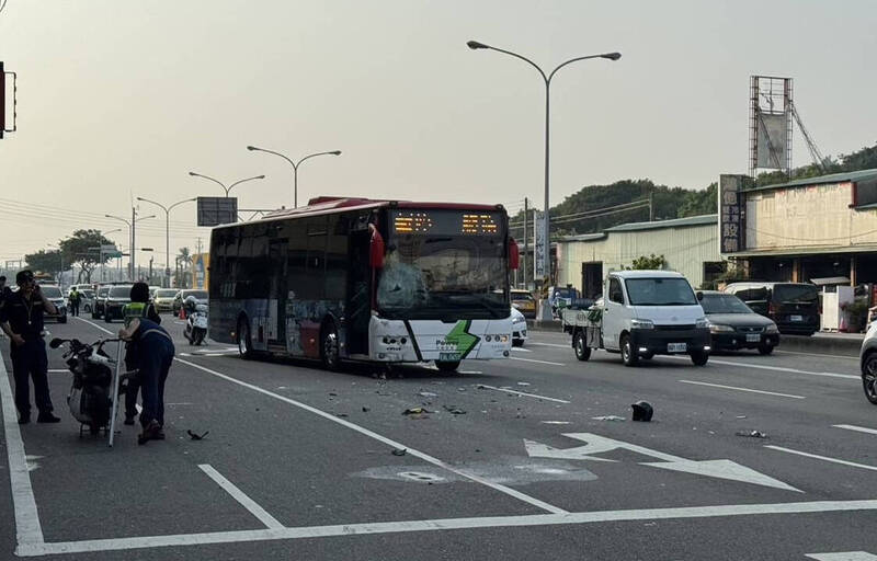 台中市乌日区成功岭营区附近，发生公车与机车对撞事故。（读者提供）