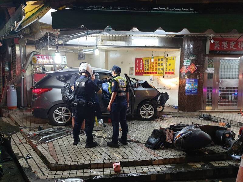 台北市内湖区昨晚6时许发生一起重大车祸，轿车撞进骑楼面线摊，导致3死2伤。（记者郑景议翻摄）