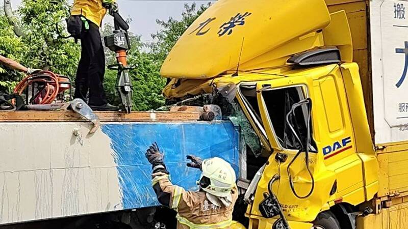 台南安南区砂石车撞大货车，驾驶舱挤压变形。（民众提供）