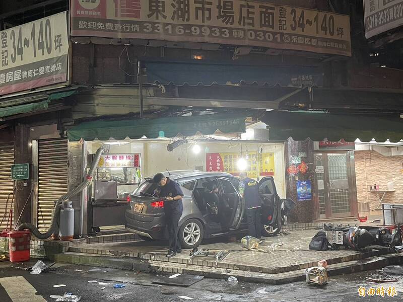 台北市昨晚发生3死2伤重大车祸，15岁曾姓少年偷开祖父的休旅车出门找朋友，行经内湖区安康路时车辆突然失控。（记者郑景议摄）