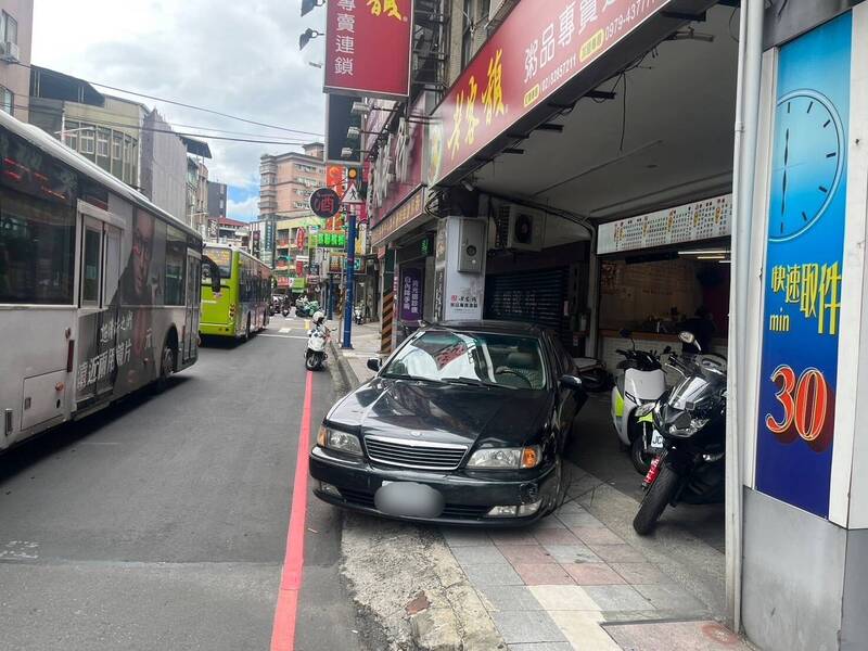 陈男倒车暴冲进骑楼。（记者徐圣伦翻摄）