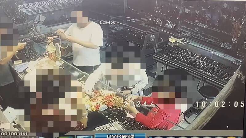 郭姓男子冒充顾客抢银楼20万金项链，逃逸时跌倒遭店家制伏。（民众提供）