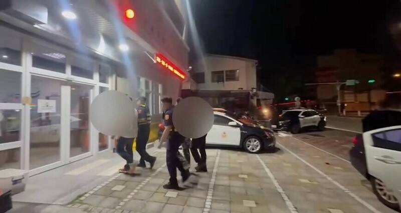 警方将周、刘二男带回警局移送法办。（民众提供）