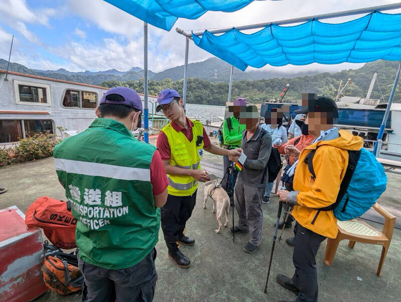 9人登山团至桃园市复兴区仙岛部落「双石纵走」，遭虎头蜂群攻击7人受伤，5人由搜救队送医。（桃园市消防局提供）