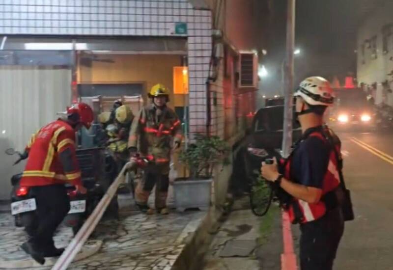 台南市北区透天民宅今天凌晨失火，消防人员到场后拉水线灭火。（图由民众提供）