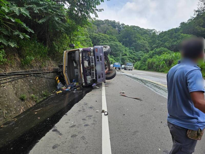 与之前死亡车祸只差1.5公里，混凝土汞浦车在苗128线翻覆撞山壁。（民众提供）