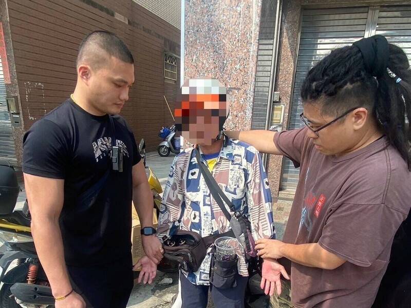 林园区最近出现「撒铁钉怪客」，造成人心惶惶，警方获报于昨（20）日下午2点多，循线逮获53岁陈男（中）。（图由读者提供）