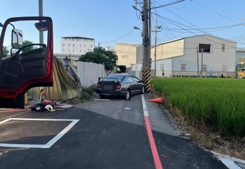 台中市张姓男子，今天下午驾驶自小客车行经大里区环中东路7段，因不明原因失控撞击分隔岛、电线杆后伤重不治。（民众提供）