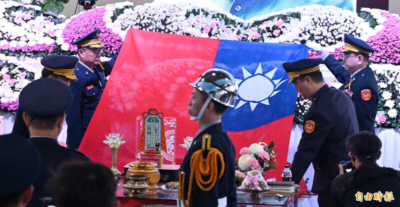 因公殉职的新北市警察局故组长刘宗鑫22日举行公祭，由新北市长侯友宜颁发褒扬令、内政部长刘世芳颁发楷模奖章，并覆盖国旗。 （记者刘信德摄）