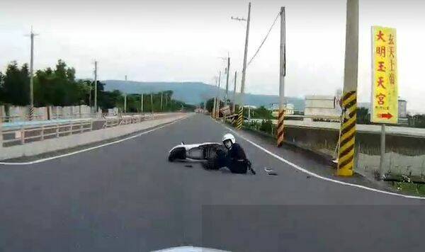 女警在围捕时摔车。（警方提供）