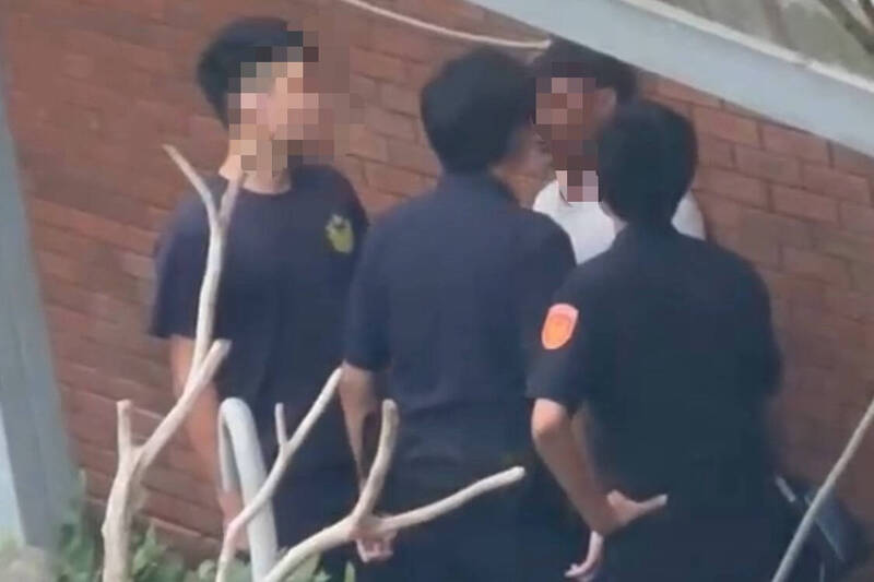 3年轻警员将擅闯派出所的退休学长包围狂骂。（兰屿乡民提供）