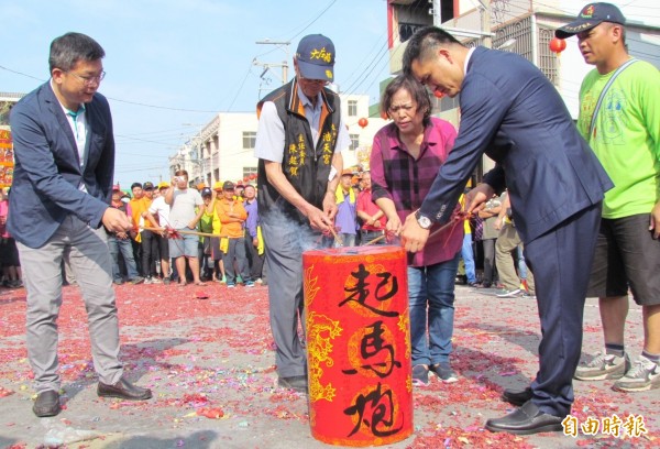 梧栖浩天宫妈祖起驾到北港进香，由立法院副院长蔡其昌及庙方重建主委王经绽等人点起马炮。（记者欧素美摄）