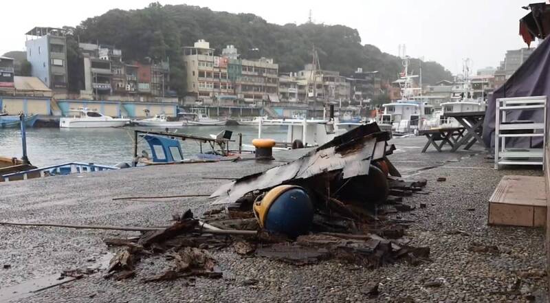 正滨渔港彩色屋一栋4楼屋顶加盖铁皮屋簷掉落，十分惊险。（民众提供）