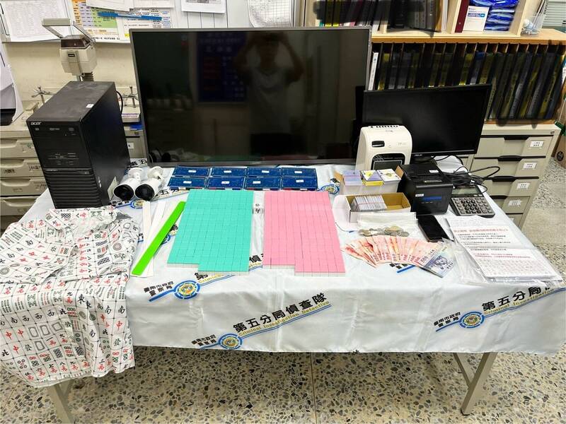 警方突袭棋牌社赌场，26人移送法办，部分赌客辩称「输请吃饭」，警方不采信。（民众提供）