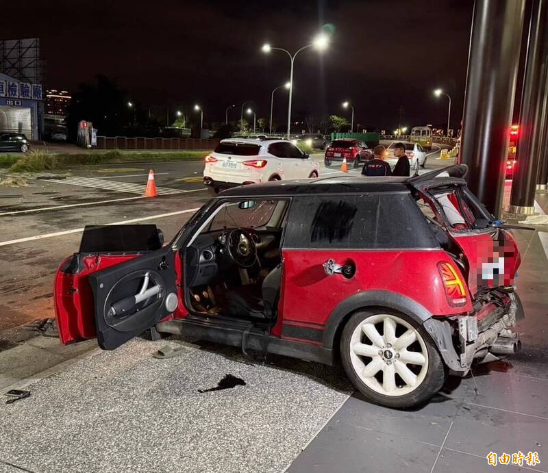 38岁陈姓男子今晚近7点驾驶红色MINI Cooper，沿光荣北路桥南下罗东，疑不明原因失控撞上分隔岛后，冲至对向车道连撞2车。（记者王峻祺摄）