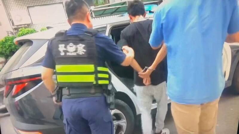 汇兑成诈骗900万再伸手500万，南警设伏逮捕黄姓车手。（民众提供）