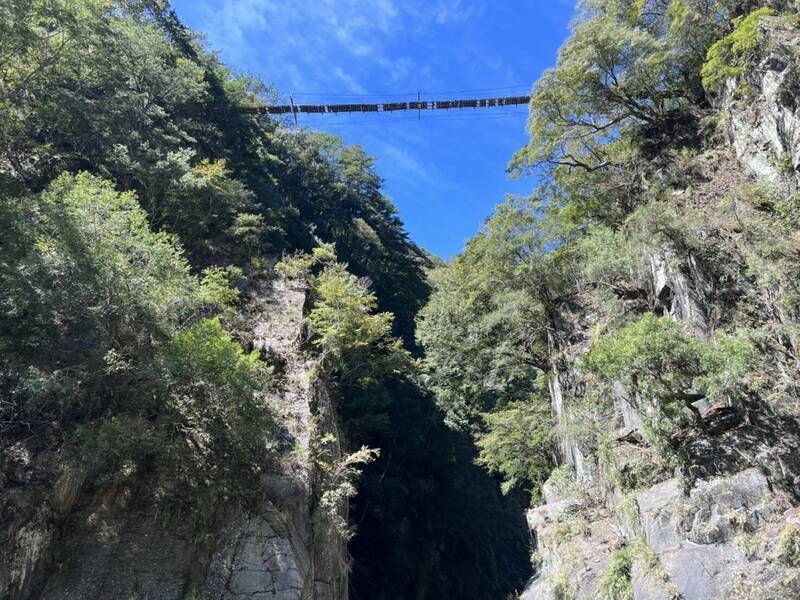 近期秋高气爽吸引山友登山，但南投10月以来已有8起山难酿成3死，像在南三段就有女山友在无双吊桥附近摔落200公尺溪谷身亡。（南投县消防局提供）