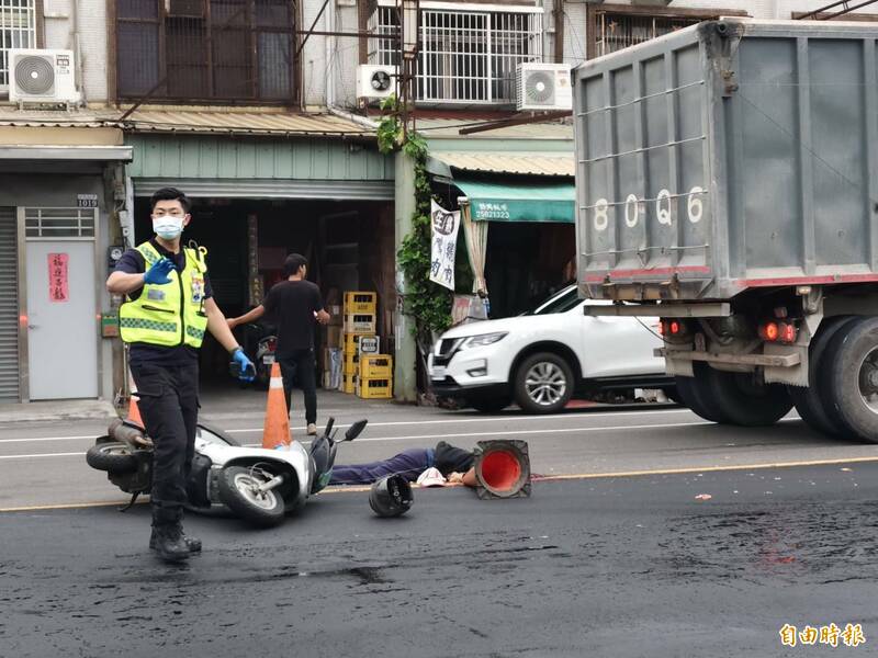 女骑士爆头身亡，安全帽滚落路边。（记者张轩哲摄）